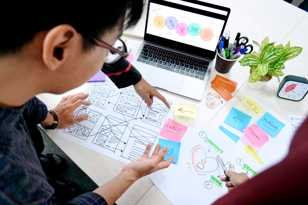 Design thinking est une approche de l’innovation centrée sur l’humain, qui s’appuie sur la boîte à outils du designer pour concilier les besoins des personnes, les possibilités offertes par la technologie et les exigences de la réussite commerciale. Le design thinking repose sur un noyau profondément humain. Il incite les organisations à se concentrer sur les personnes pour lesquelles elles créent, ce qui permet d’obtenir de meilleurs produits, de meilleurs services et de meilleurs processus internes.